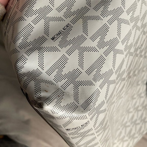 EXCLUSIVE Black & White MK tote - Picture 13 of 16